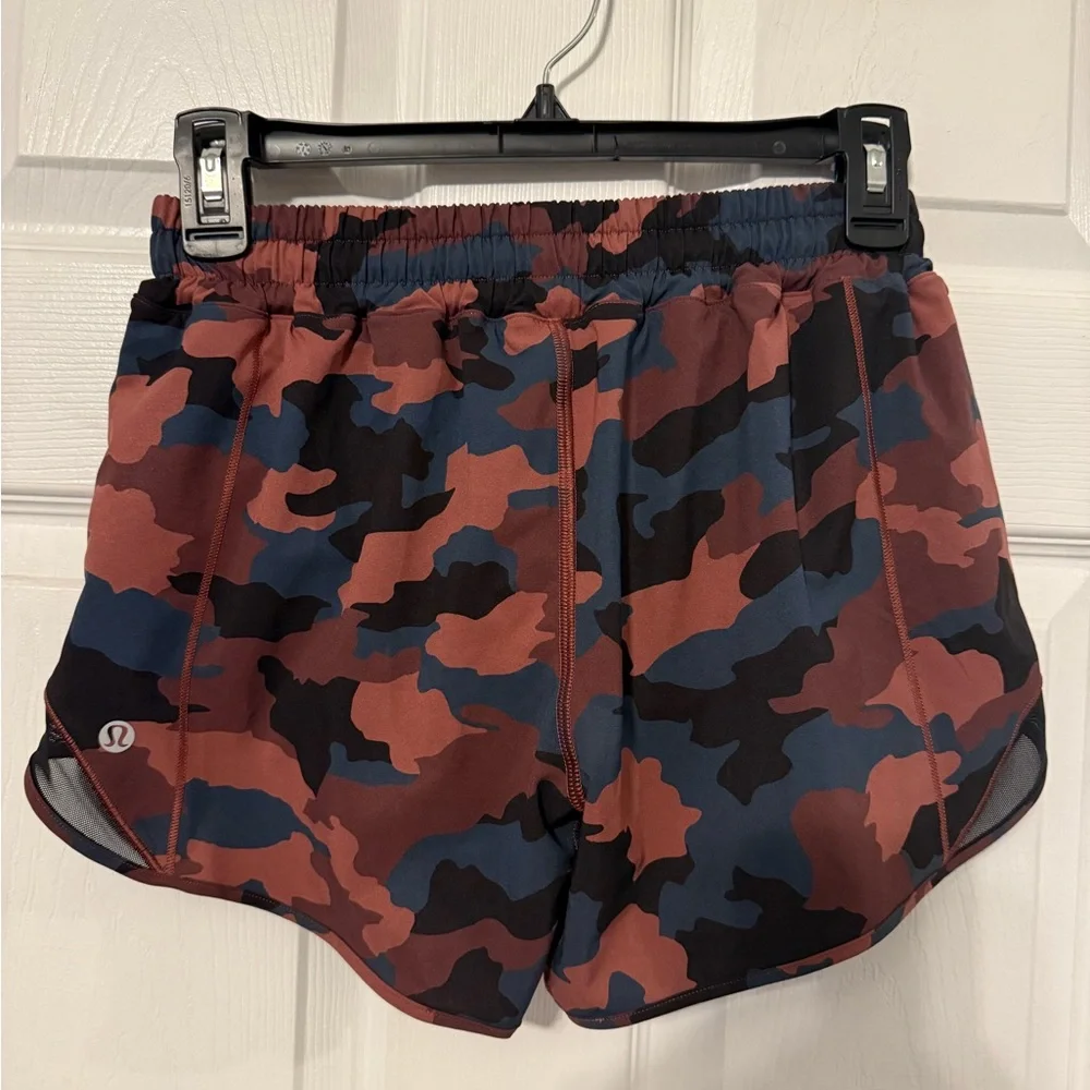 lululemon athletica Women’s Hotty Hot Red Camo Shorts. Size 4